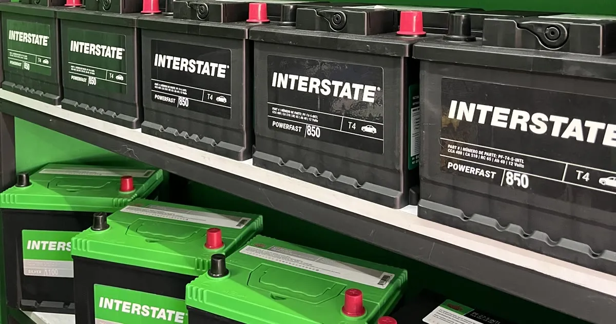 Baterías Interstate Powerfast en estantería
