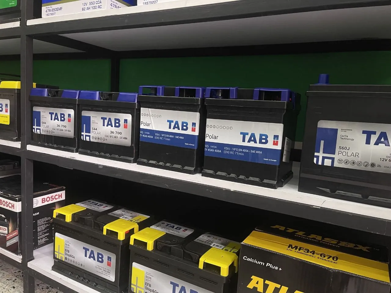 Inventario de baterías en estantería