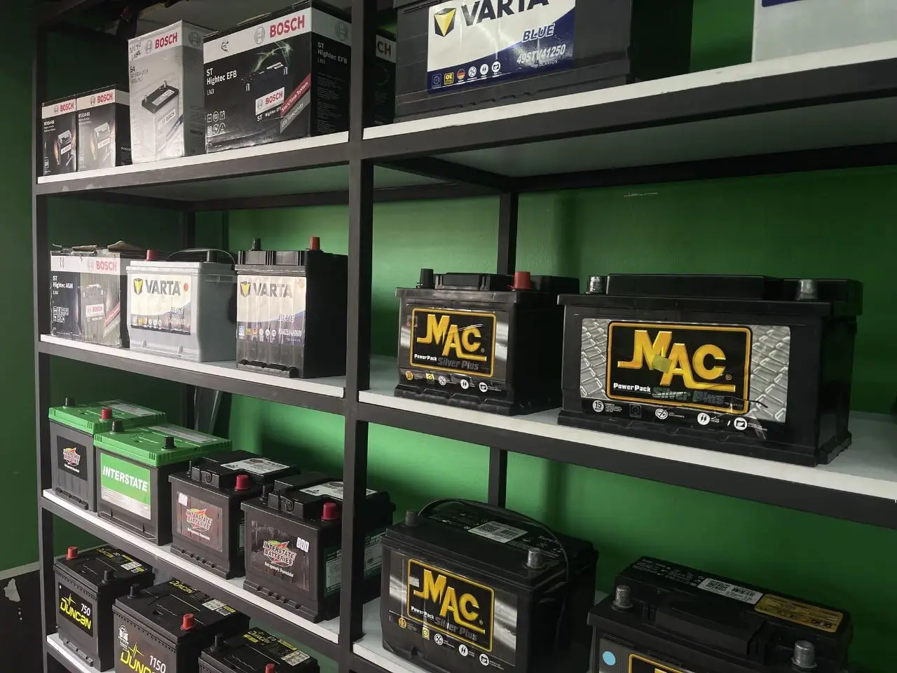 Estantería con baterías MAC, Varta e Interstate