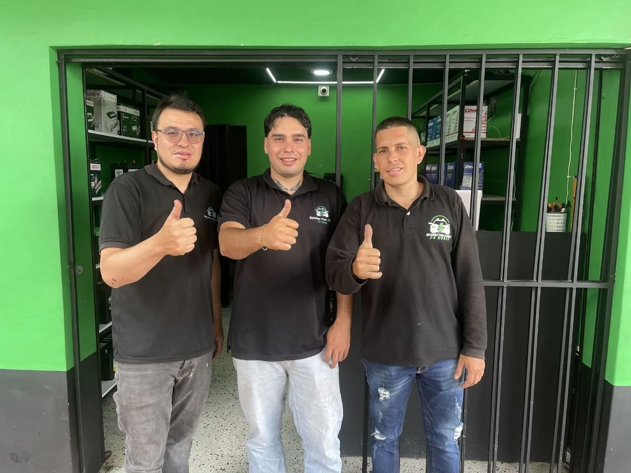 Equipo de Baterías Para Carro 24 Horas en el local