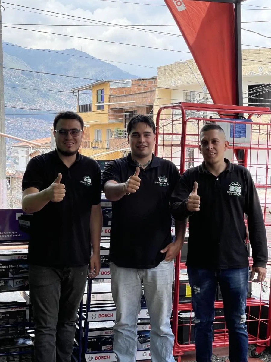 El equipo frente al local en Medellín