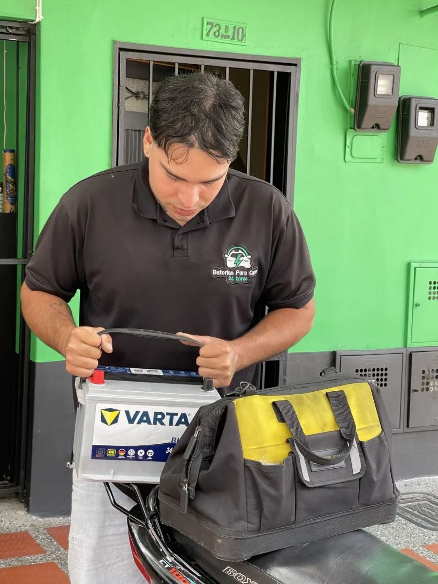 Técnico con batería Varta lista para entregar